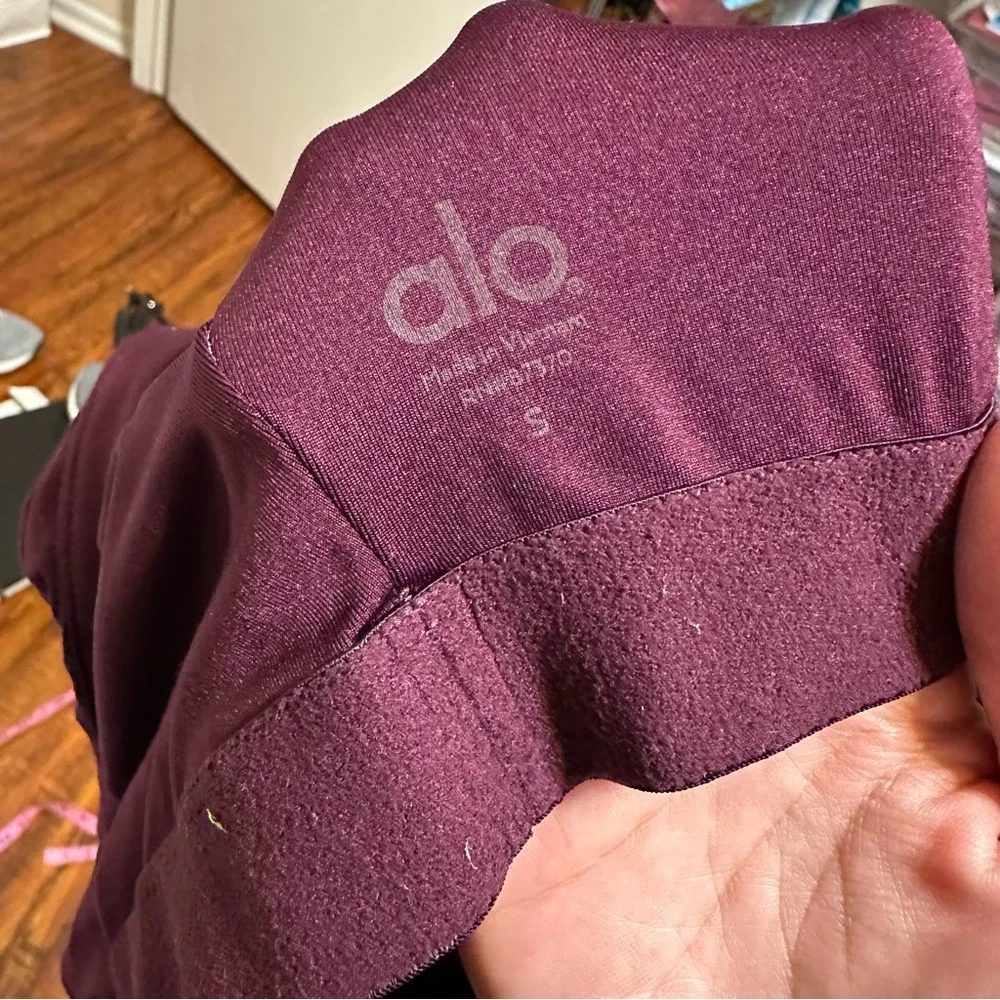ALO Yoga built eggplant